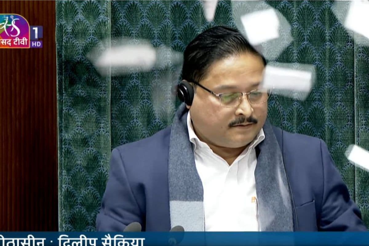 Budget Session: लोकसभा में भारी हंगामा, चेयर की तरफ कागज फेंकने वाले 8 विपक्षी सांसद पूरे सत्र के लिए सस्पेंड