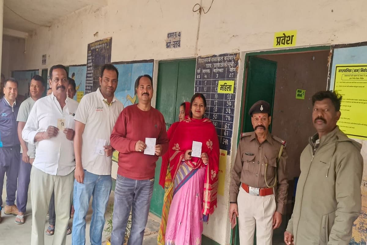 बुंडू में मतदाताओं का दिखा उत्साह, सुबह से ही वोट करने के लिए लगी कतार