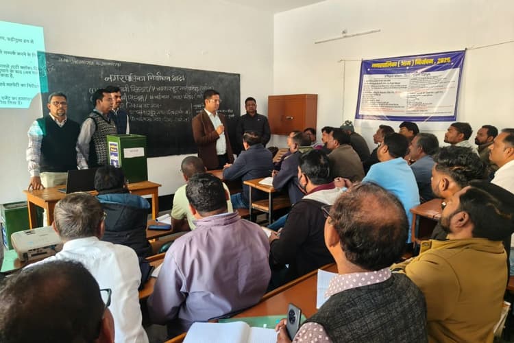 चाईबासा निकाय चुनाव : बैलेट पेपर से वोटिंग की मिली ट्रेनिंग, 220 अधिकारियों ने सीखी बारीकियां