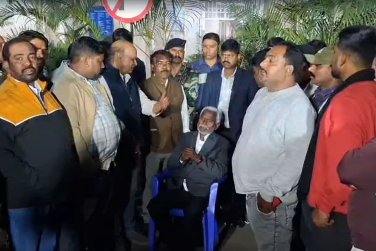 टीएमएच में क्षत्रिय संघ के अध्यक्ष संतोष सिंह का निधन, इलाज में देरी का आरोप, धरने पर बैठे पूर्व सीएम चंपई सोरेन