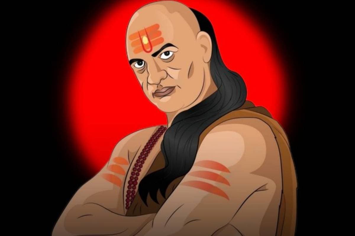 चाणक्य नीति के अनुसार इन लोगों के बीच कभी न बोलें, वरना होगा नुकसान