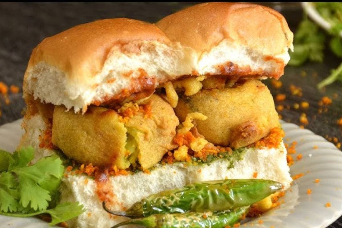 मुंबई के फेमस स्नैक को दें चीज़ी टच - घर पर बनाएं चीज़ी वड़ा पाव