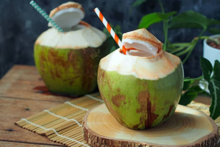 Coconut Water Benefits: रोजाना पिएं नारियल पानी, सेहत और त्वचा को मिलेंगे ये जबरदस्त फायदे
