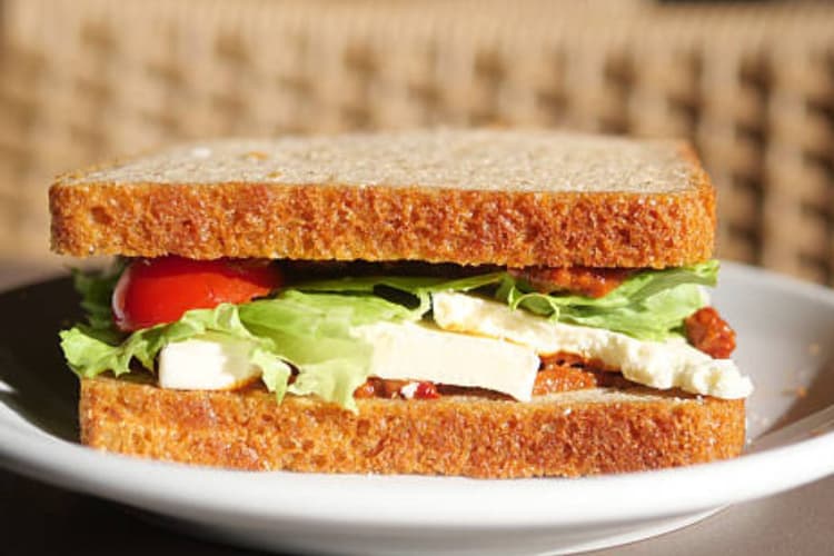 Cream Sandwich Recipe: ब्रेकफास्ट में बनाएं सबकी फेवरेट क्रीम सैंडविच, मिनटों में होगा तैयार