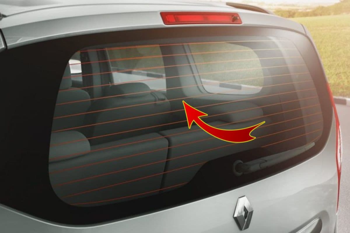 कार की पिछली खिड़की पर क्यों बनी रहती हैं लाइनें? जानिए कैसे ड्राइविंग में करती है मदद