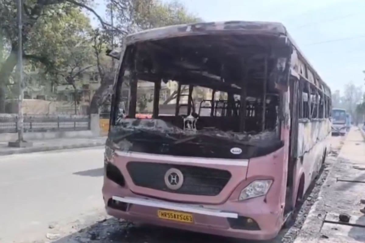 मच्छर वाली कॉइल ने बस को बनाया आग का गोला; सोते हुए कंडक्टर की जिंदा जलकर मौत