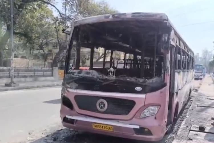 मच्छर वाली कॉइल ने बस को बनाया आग का गोला; सोते हुए कंडक्टर की जिंदा जलकर मौत