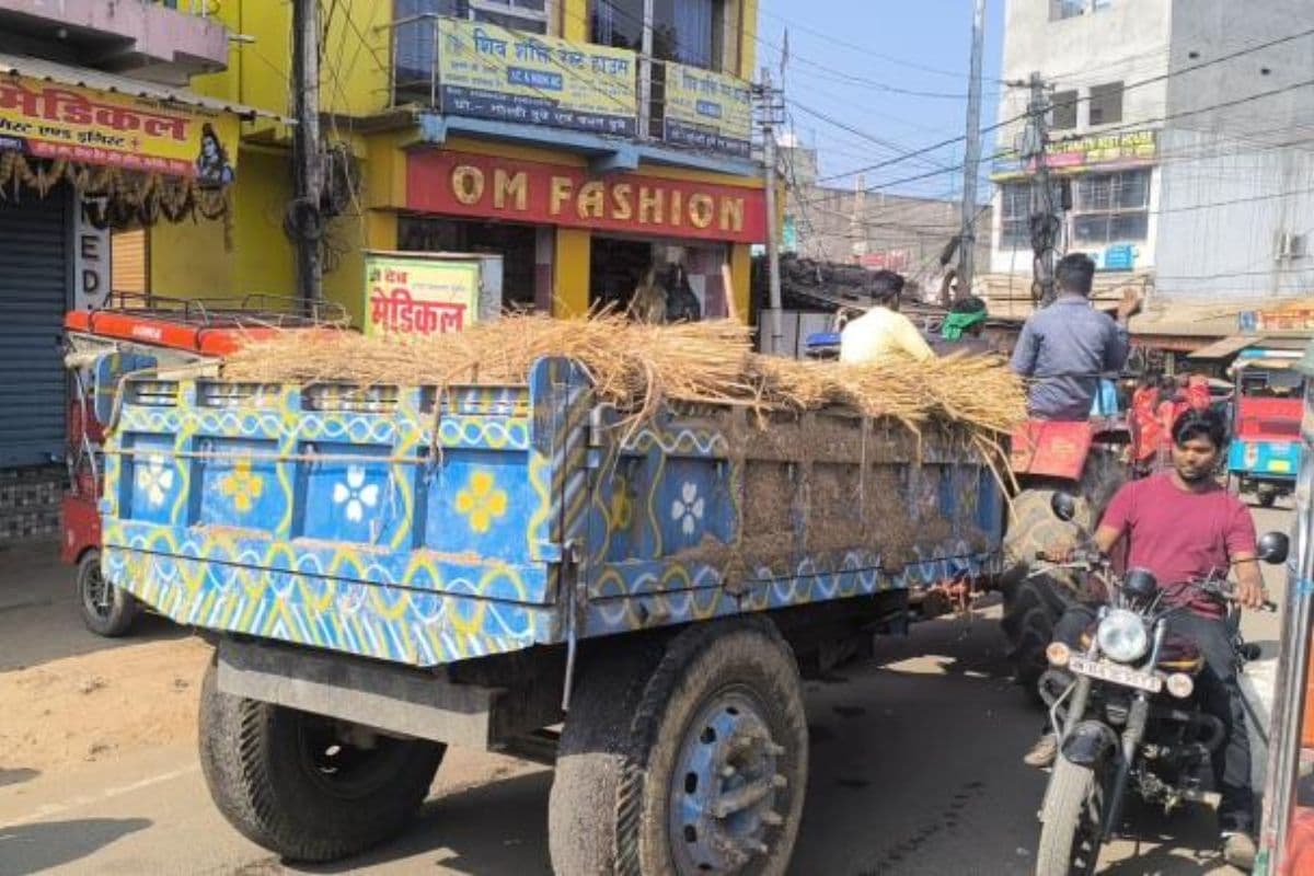 देवघर में माफियाओं का नया जुगाड़: पुलिस को चकमा देने के लिए ट्रैक्टर पर बिछाई पुआल, नीचे मिला अवैध बालू!