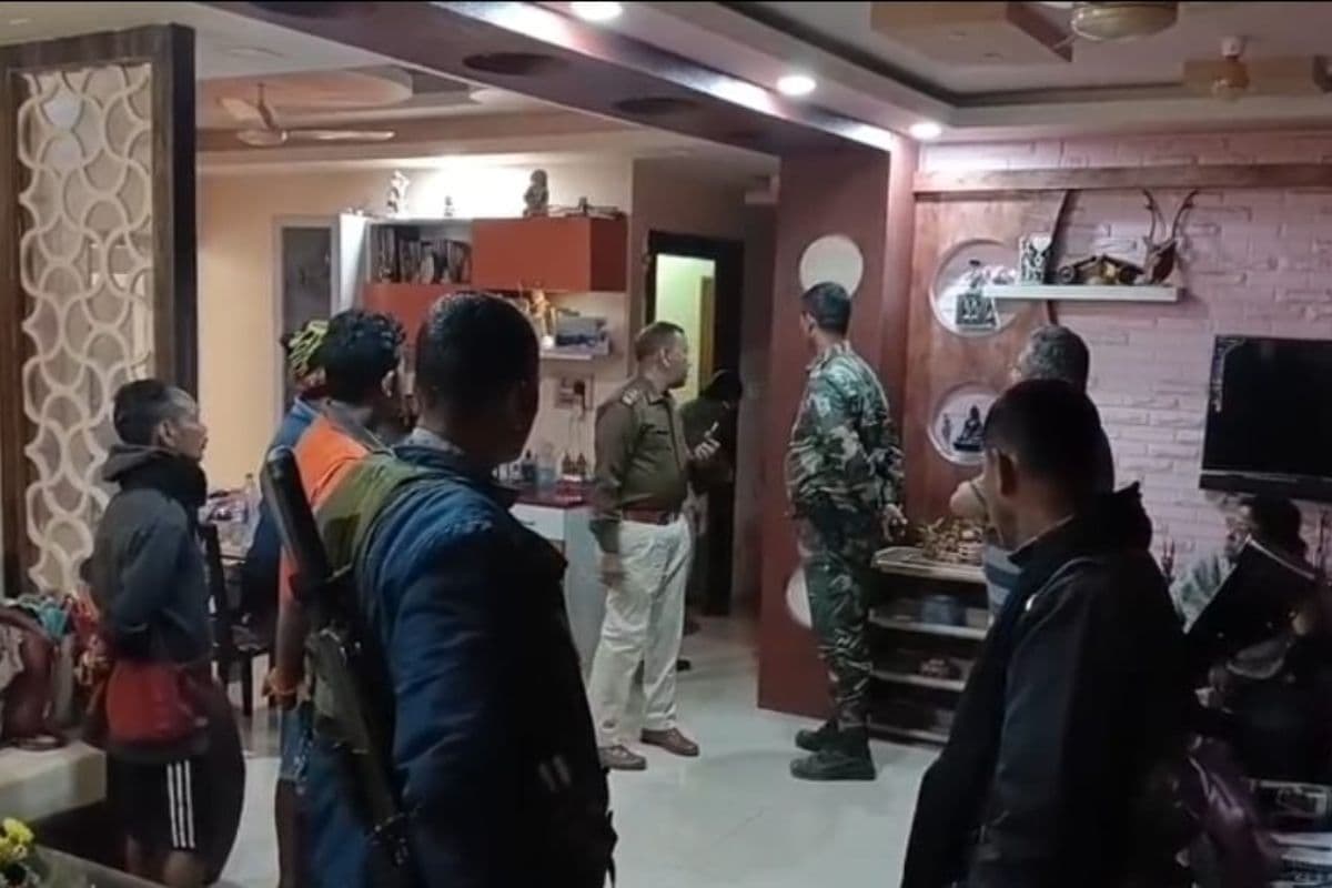 दुकान से लौटे और लगा ली फांसी: धनबाद के व्यवसायी फाल्गुनी मुखर्जी की मौत, पत्नी ने शव छूने तक से किया इनकार