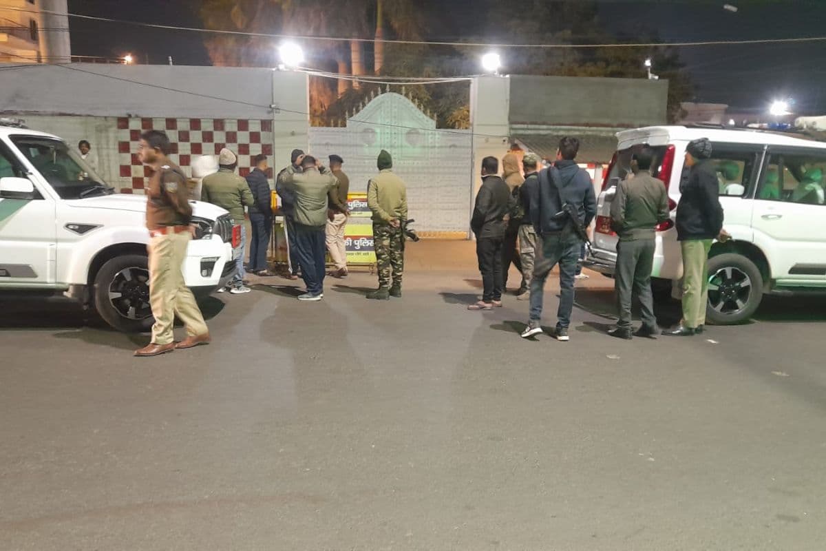 आधी रात दहल गया धनबाद, झरिया विधायक के आवास सिंह मेंशन पर बमबारी, इलाके में दहशत