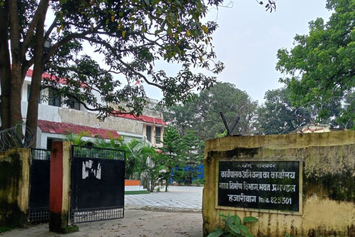 महीनों छुट्टी बाद भी नहीं लौटे हजारीबाग भवन निर्माण विभाग के एग्जीक्यूटिव इंजीनियर, चर्चाओं का बाजार गर्म