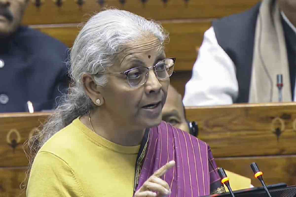 Budget 2026 : इनकम टैक्स स्लैब में कोई बदलाव नहीं, बजट पेश होने के बाद शेयर बाजार में हाहाकार