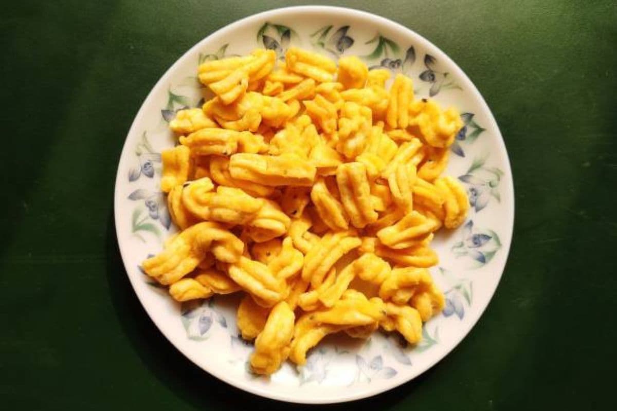 Gathiya Namkeen Recipe: चाय के लिए झटपट बना लें गठिया नमकीन, नोट करें सिंपल रेसिपी