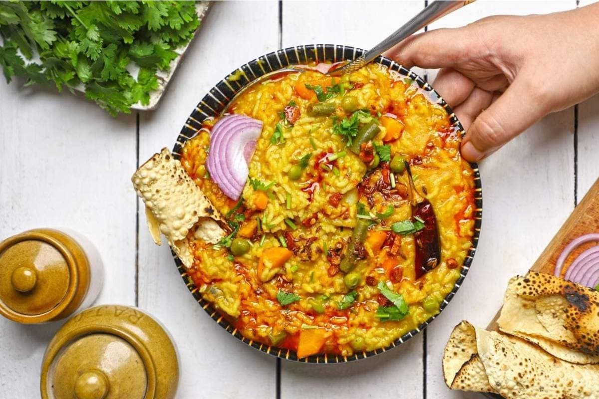 Girnari Khichdi Recipe: घर पर बनाएं गुजरात की मशहूर गिरनारी खिचड़ी, स्वाद ऐसा कि बार-बार खाने का मन करे