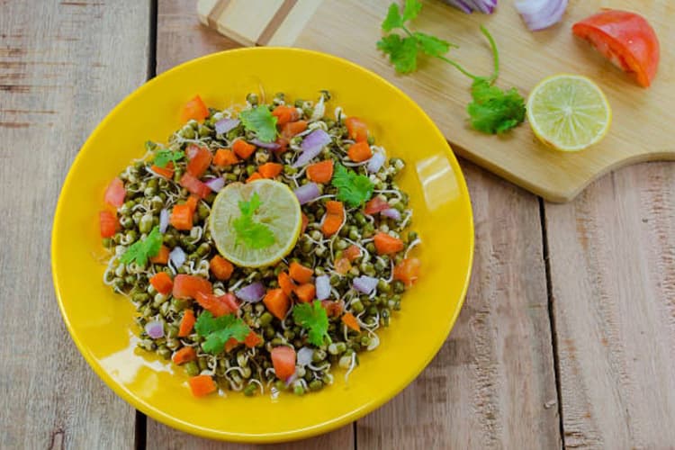 Green Moong Chaat: हल्की भूख के लिए बेस्ट है स्वाद और सेहत से भरपूर हरे मूंग की चाट
