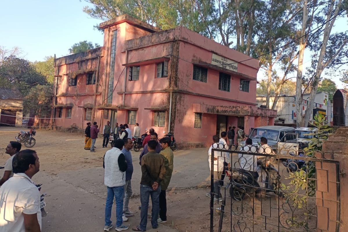 Gumla: एमआई का लेखपाल राहुल प्रताप 20 हजार घूस लेते धराया, एसीबी की बड़ी कार्रवाई Gumla: एमआई का लेखपाल राहुल प्रताप 20 हजार घूस लेते धराया, एसीबी की बड़ी कार्रवाई
