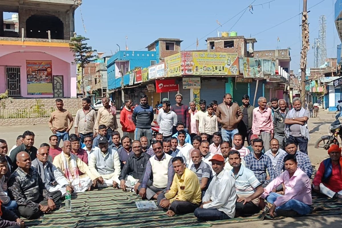 Hazaribagh: बड़कागांव में लूटपाट और गोलीबारी की घटना के विरोध में दुकानें बंद, धरने पर बैठे पूर्व विधायक