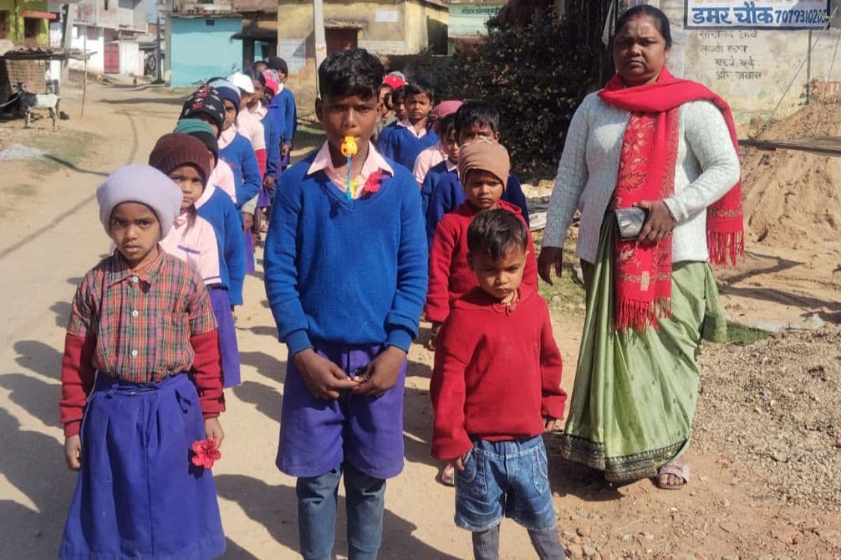 हजारीबाग में 'सीटी बजाओ-बच्चा बुलाओ' अभियान शुरू, सरकारी स्कूलों में रौनक लौटाने की अनोखी पहल
