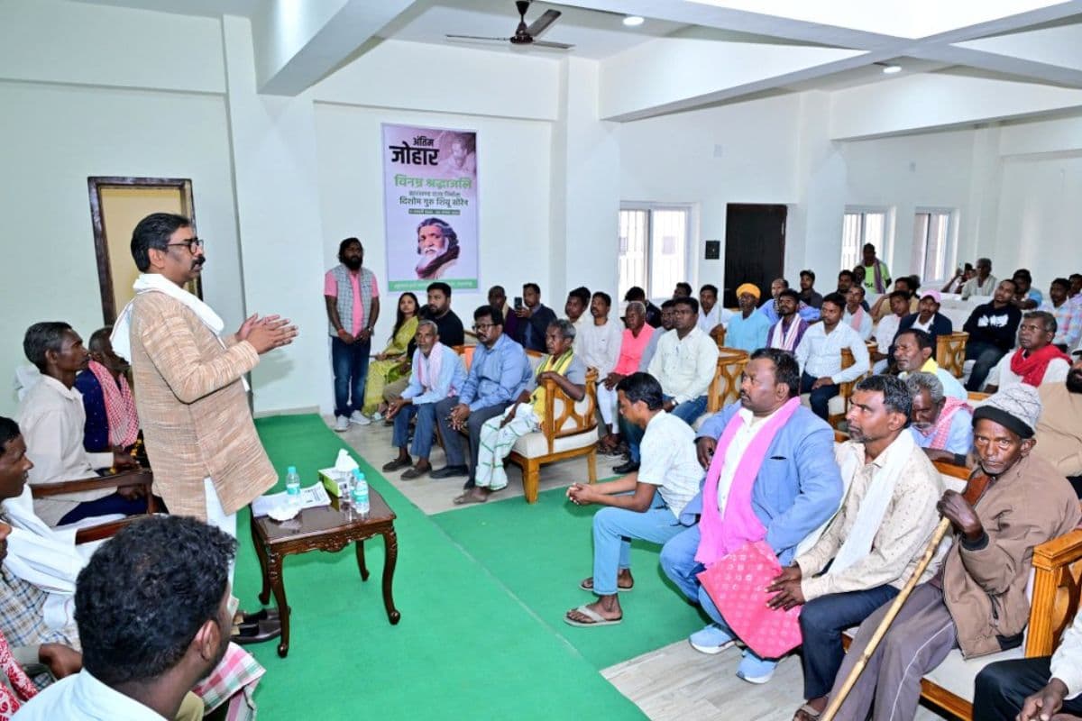 झारखंड के मुख्यमंत्री से 'मांझी बाबा' बने CM हेमंत सोरेन, नेमरा गांव में आदिवासी समुदाय ने सौंपी बड़ी जिम्मेदारी