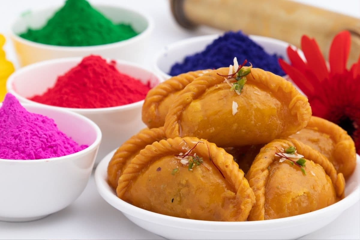 होली के मौके पर बनाएं मावा गुजिया, सबको आएगा खूब पसंद 