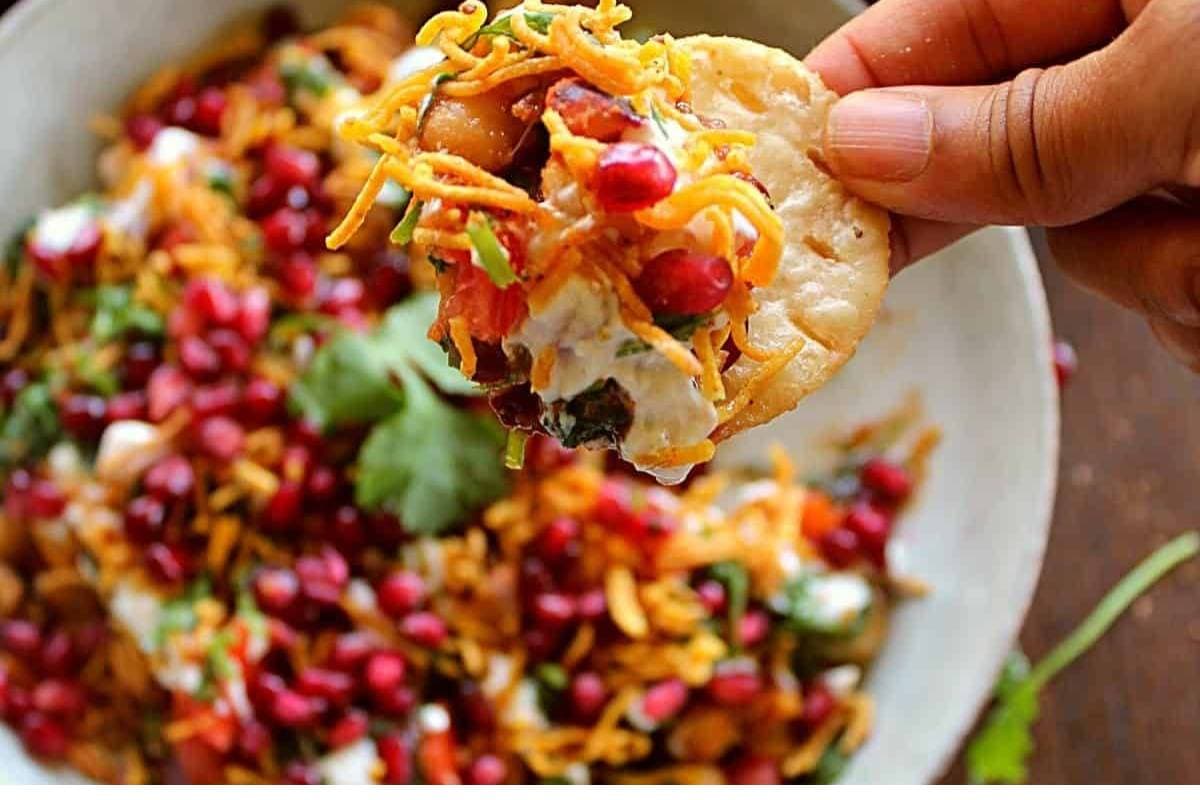 मेहमान भी पूछेंगे रेसिपी - घर पर बनाएं बाजार जैसी चटपटी होली स्पेशल पापड़ी चाट