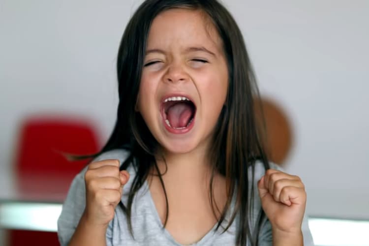 हर बात पर आग बबूला हो जाता है आपका बच्चा, ऐसे करें शांत