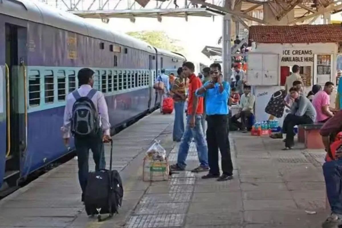 गर्मी की छुट्टियों से पहले रेलवे का तोहफा, अब इन  सुपरफास्ट ट्रेनों का किराया होगा सस्ता