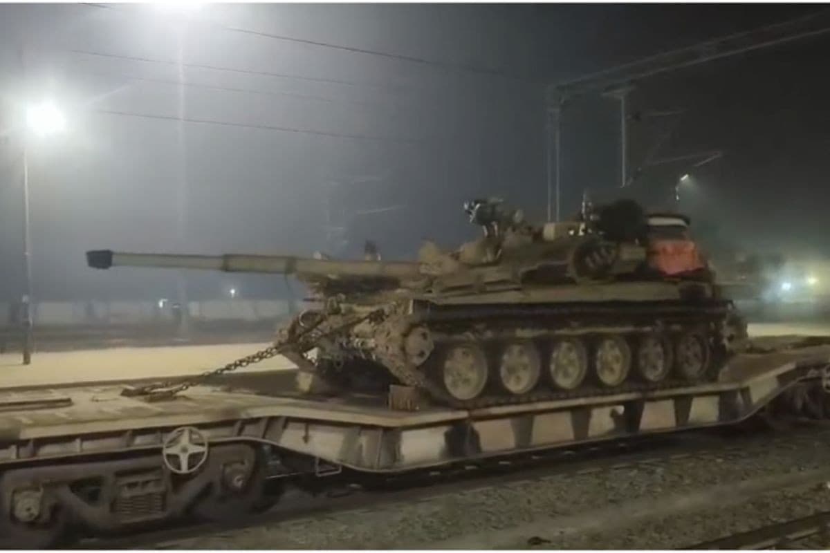 मालगाड़ी पर लदे टैंक देख स्टेशन बने सेल्फी पॉइंट, जानें क्या है पूरा मामला