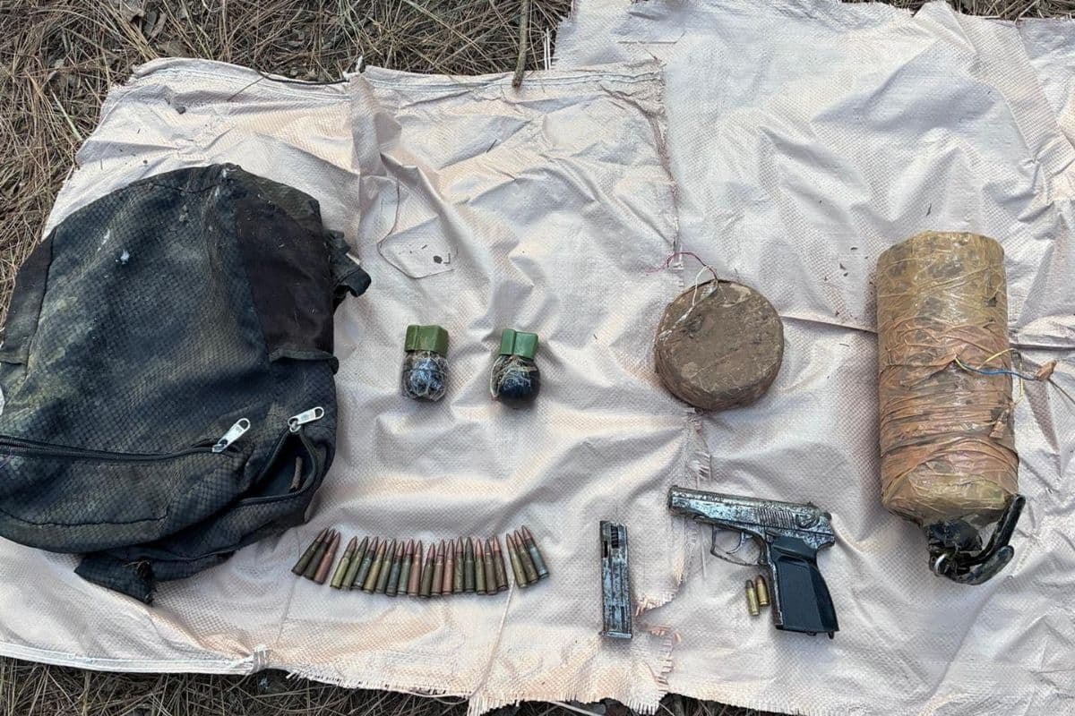 जम्मू कश्मीर: पुंछ की गुफा में हथियारों का जखीरा बरामद, रोमियो फोर्स-SOG का जॉइंट ऑपरेशन