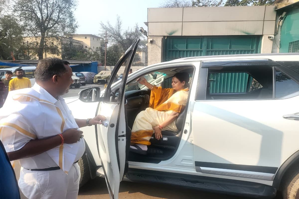 झारखंड के पूर्व मंत्री बन्ना गुप्ता की पत्नी ने मेयर चुनाव के लिए भरा पर्चा, जमशेदपुर के मानगो से करेंगी फाइट