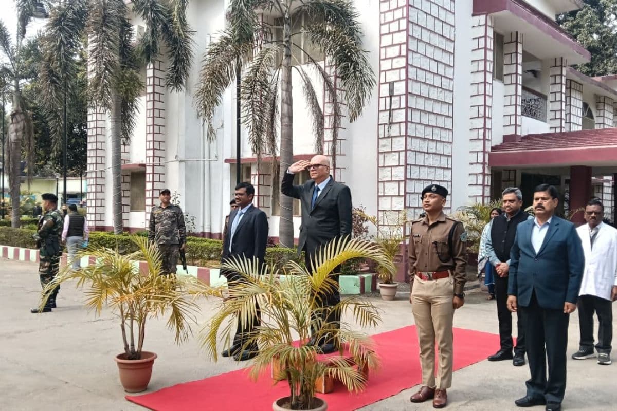 लातेहार कोर्ट पहुंचे मुख्य न्यायाधीश MS सोनक, लंबित मामलों पर दिये सख्त निर्देश