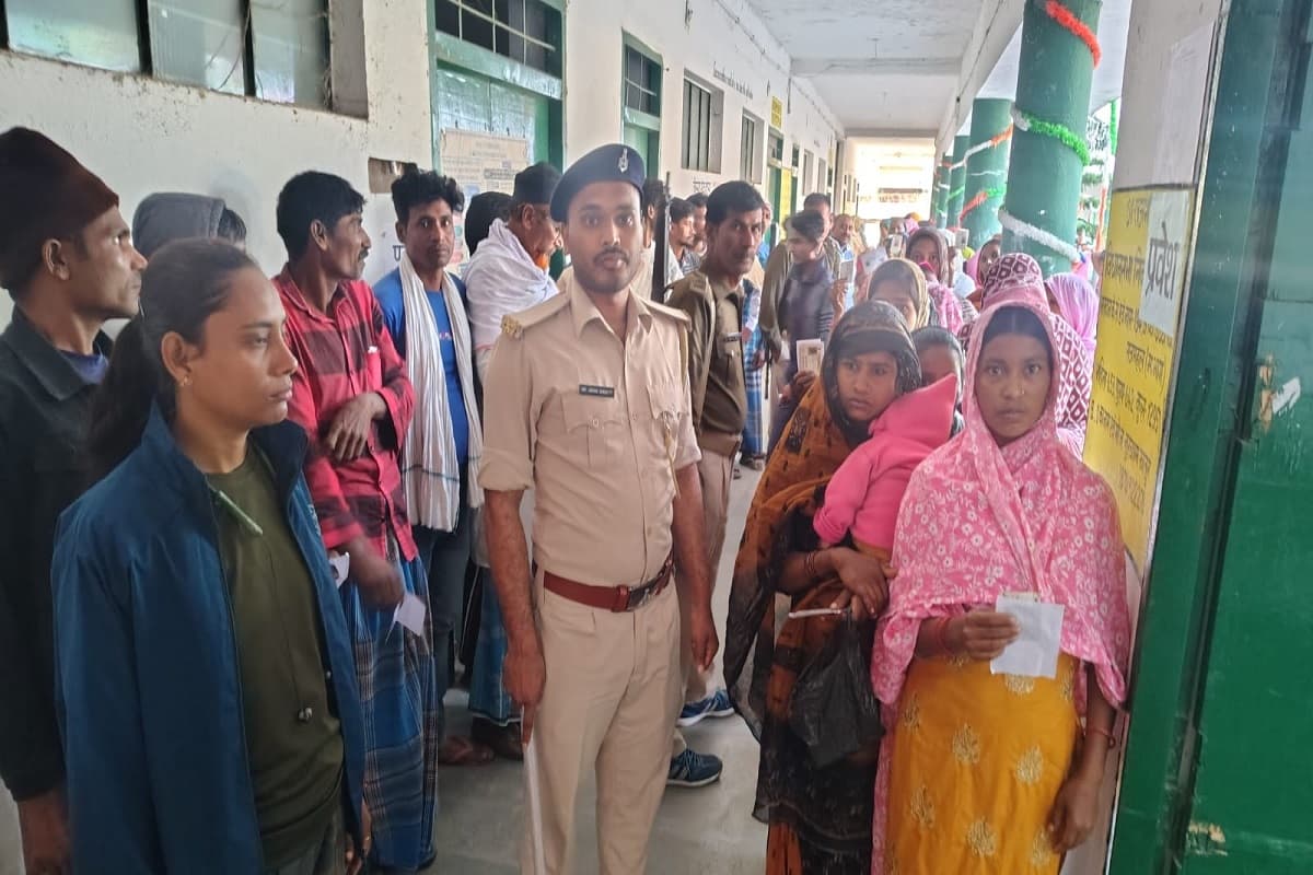 राजमहल मतदान शुरू होते ही महिला मतदाताओं में दिखा उत्साह, 7 बजे ही कतार में हो गईं खड़ी