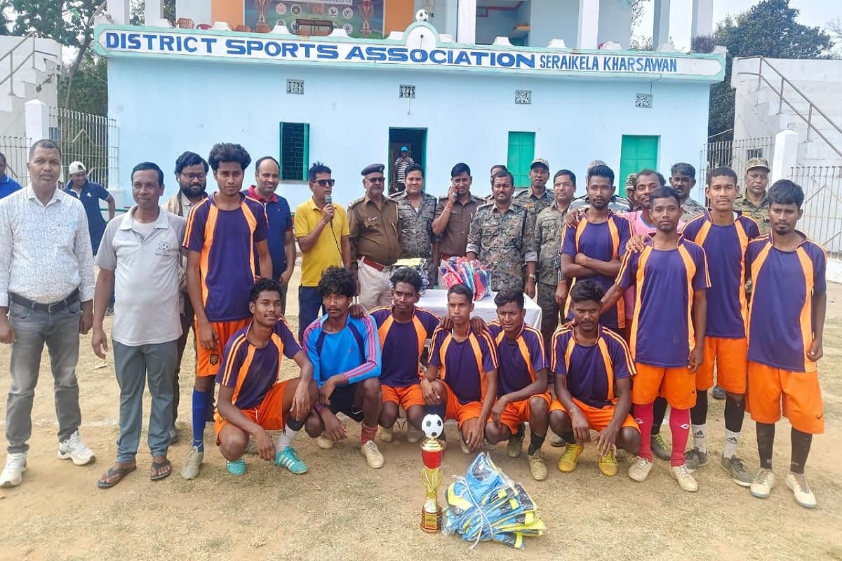 खरसावां में फुटबॉल मैच, दिकु स्पोर्टिंग टीम बनी विजेता