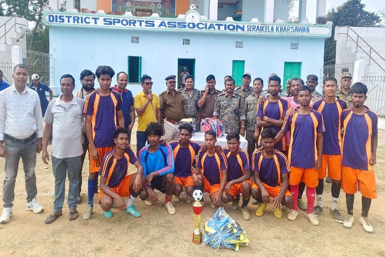 खरसावां में फुटबॉल मैच, दिकु स्पोर्टिंग टीम बनी विजेता