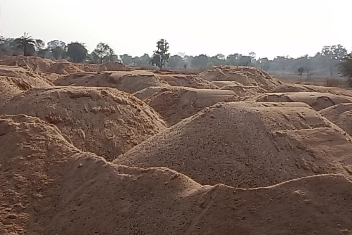 खूंटी के कारो नदी से धड़ल्ले से हो रहा बालू का अवैध उठाव, पुल हो गया जर्जर