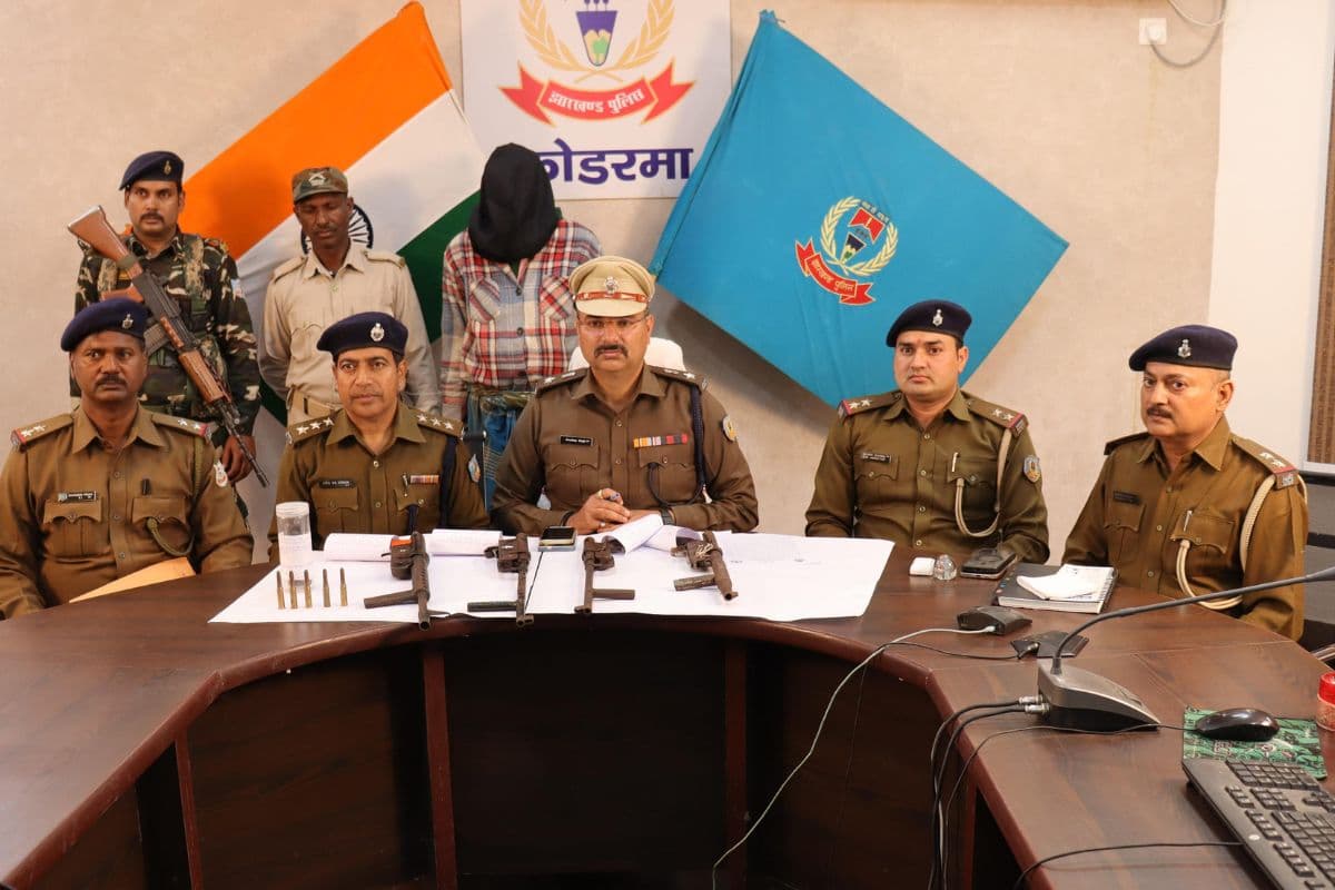 कोडरमा में धराया हथियारों का सौदागर, देसी राइफल और जिंदा कारतूस बरामद