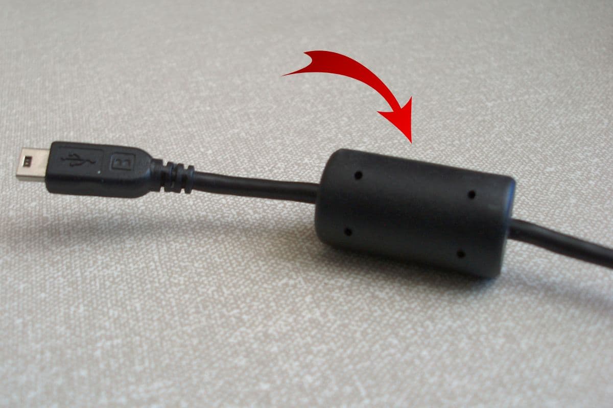 चार्जर केबल में लगा गोल सा सिलेंडर जैसा हिस्सा किस काम आता है? कई लोग नहीं जानते इसका फायदा