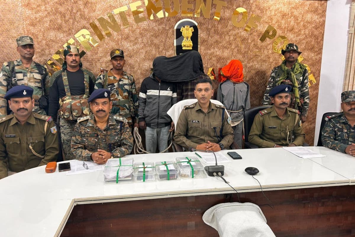लातेहार पुलिस की बड़ी कार्रवाई: 50 हजारी इनामी समेत 3 गिरफ्तार, जंगल में रची जा रही थी खूनी साजिश लातेहार पुलिस की बड़ी कार्रवाई: 50 हजारी इनामी समेत 3 गिरफ्तार, जंगल में रची जा रही थी खूनी साजिश
