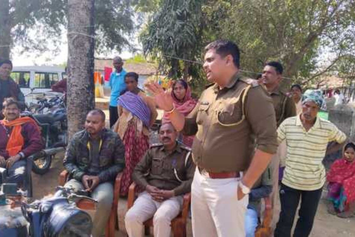 लोहरदगा में टला बड़ा विवाद: अंतिम संस्कार के लिए प्रशासन ने खुलवाया रास्ता, आपसी सहमति से हुआ दाह-संस्कार