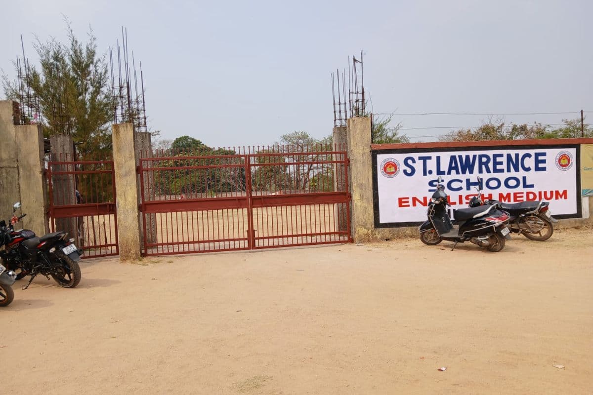 स्कूल की लापरवाही ने छीनी मासूम की जान! ट्यूशन जाने के दौरान हुआ हादसा, रिम्स में छात्र ने तोड़ा दम