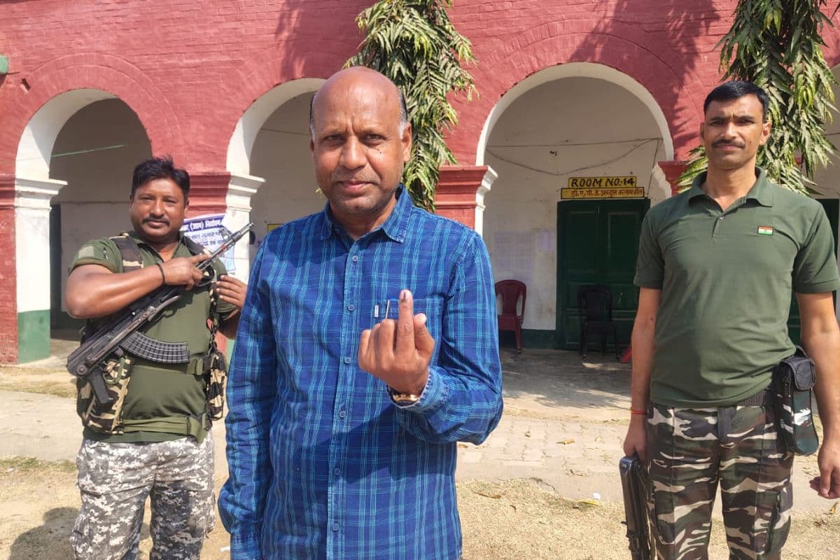 Sahibganj: राजमहल नगर पंचायत में 3 PM तक 59% मतदान, विधायक ने भी डाला वोट