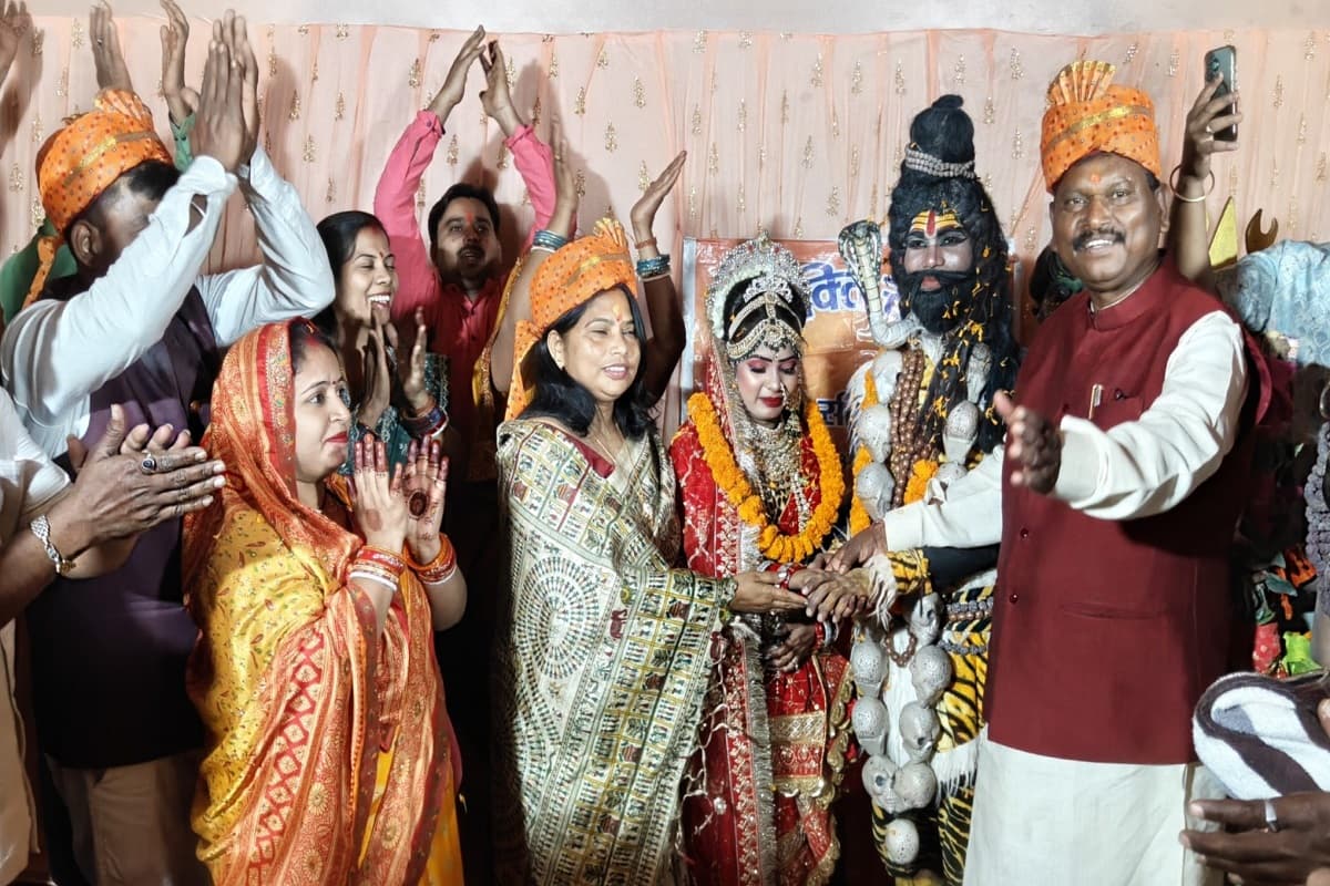 सरायकेला के सीनी शिव मंदिर में धूमधाम से निकली शिव बारात, पूर्व सीएम अर्जुन मुंडा रहे मौजूद