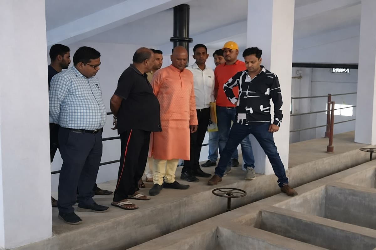 जीत के बाद एक्शन में सरायकेला के नगर अध्यक्ष मनोज चौधरी, जलापूर्ति कराने पहुंचे पीएचडी कार्यालय