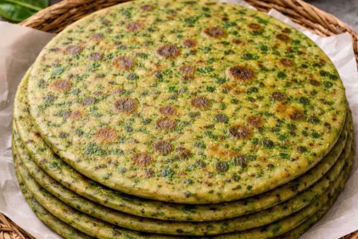 कम समय में ऐसे बनाएं बिना स्टफिंग वाला मटर पराठा 
