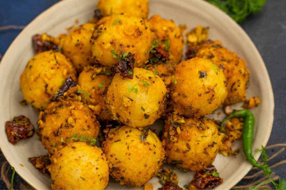 ब्रेकफास्ट में झटपट बनाएं तड़के वाले मिनी स्टीम उपमा बॉल्स - ऑयल-फ्री नाश्ते के लिए परफेक्ट ऑप्शन