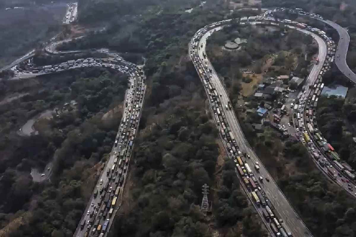 मुंबई-पुणे एक्सप्रेसवे: 33 घंटे जाम, पानी-खाने को तरसे यात्री
