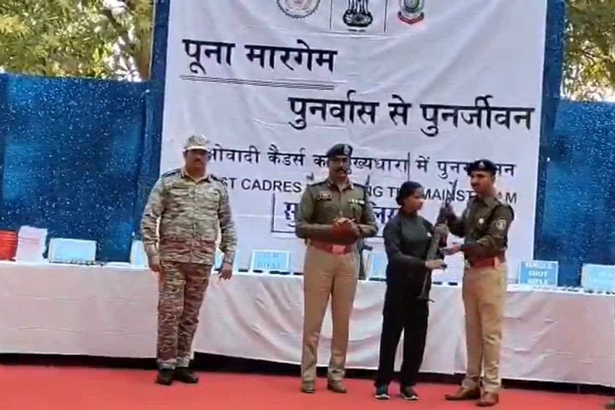 छत्तीसगढ़ में प्रशासन को सफलता, 51 नक्सलियों ने किया सरेंडर, 1.61 करोड़ का था इनाम