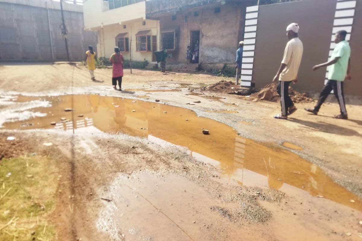 Chaibasa: नाली का पानी बना आफत, नोवामुंडी मुख्य सड़क पर जलजमाव से लोग परेशान