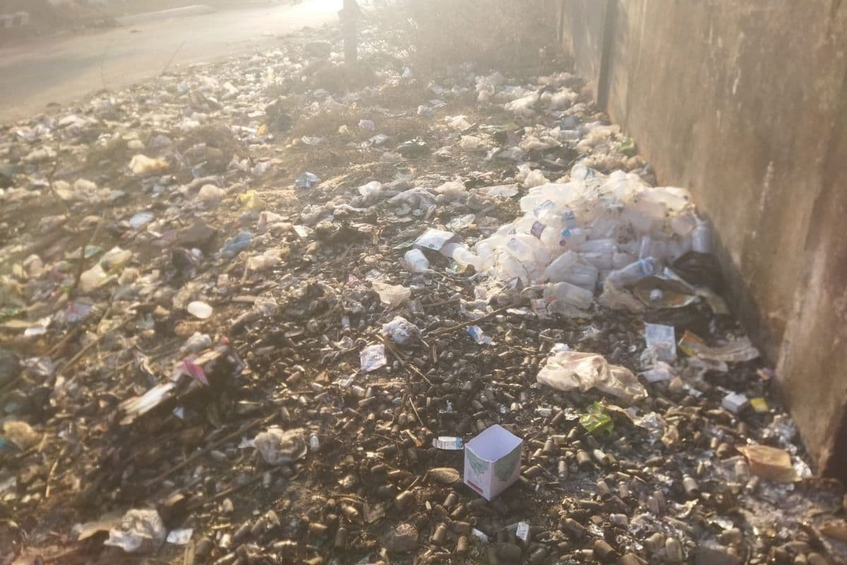 Chaibasa: नोवामुंडी में गंदगी का अंबार, पथ निर्माण विभाग के गेट के पास ही फैला है मेडिकल कचरा