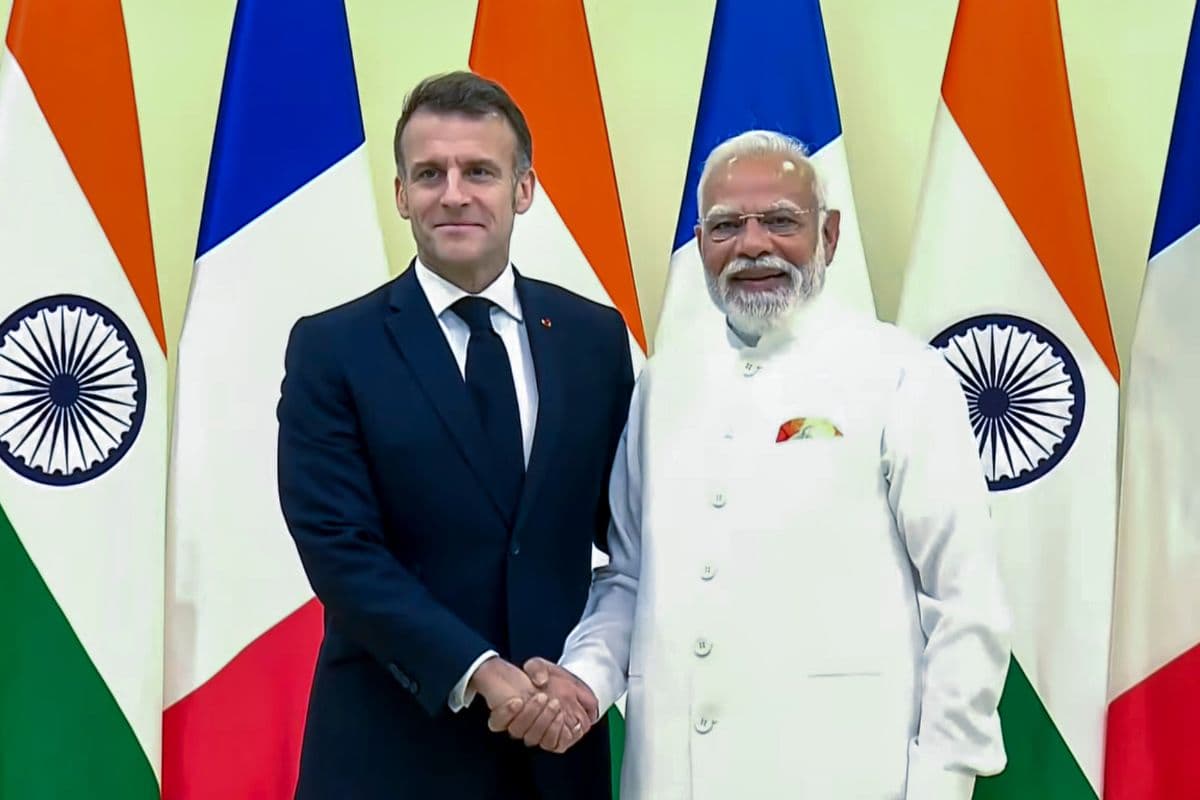 पीएम मोदी ने फ्रांस के प्रेसिडेंट इमैनुएल मैक्रों को लगाया गले, लोक भवन में हाई लेवल मीटिंग